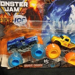 Fire & Ice  GRAVE DIGGER Vs WHIPLASH Split Colors Monster Jam Truck Set 1/64